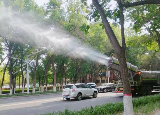 園林綠化養護中心“打藥除蟲”，筑牢夏季綠化健康防線
